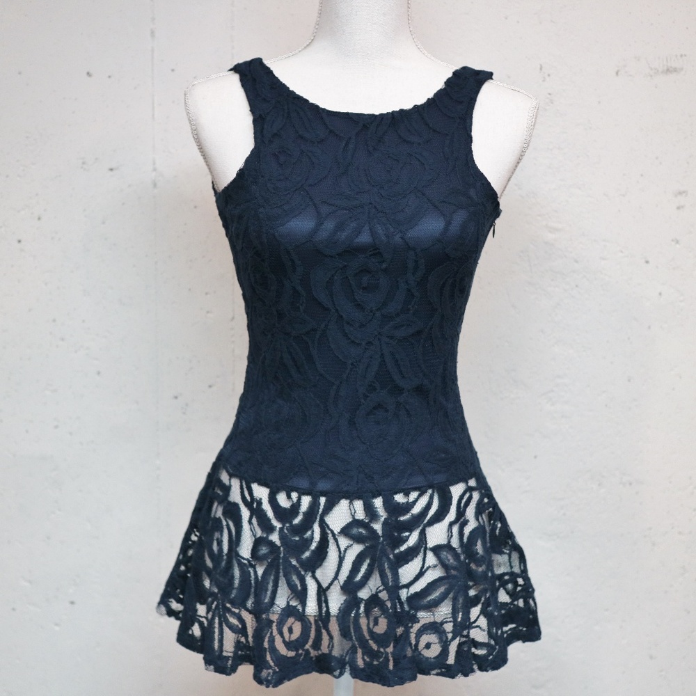 ☀️NWT lace open back peplum tank top
